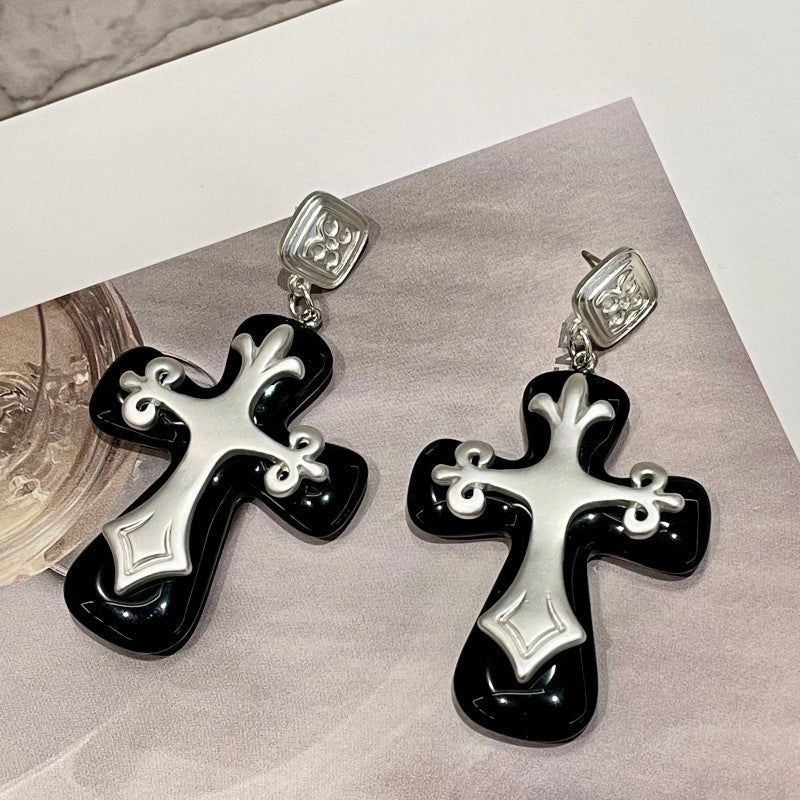 Orecchini a croce retr¨° in metallo bianco e nero, orecchini di tendenza hip-hop di nicchia per donna