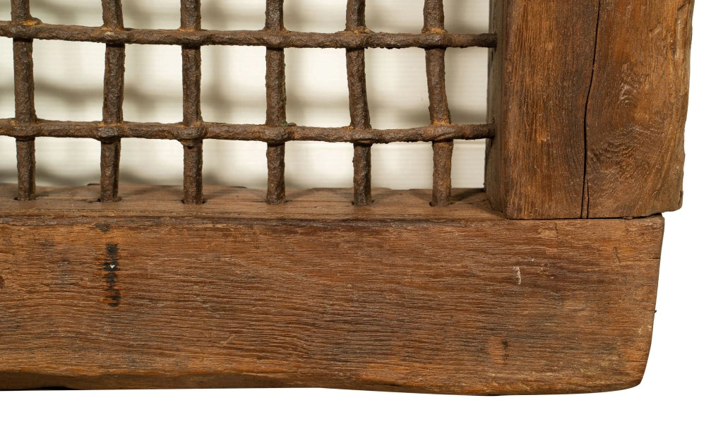 Biscottini Finestra finestrina grata in legno massello e in ferro antica e vecchia medievale con telaio da interno o da esterno