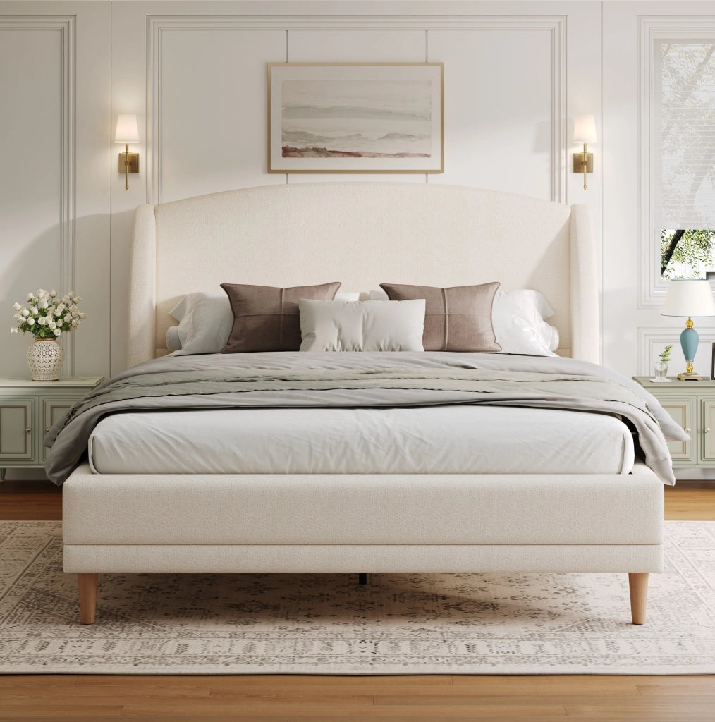 Letto imbottito in bouclé bianco con testiera wingback e rete a doghe