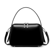 Borsa a tracolla in vera pelle, graziosa e con tracolla lunga, colore nero.