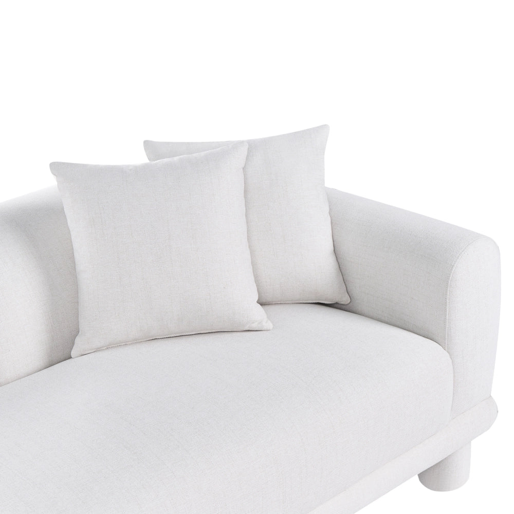 Divano a 3 posti in tessuto bianco sporco con cuscini decorativi extra e gambe rivestite stile retrò-moderno