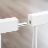 Cancelletto per Cani Estensibile con Porta a Chiusura Automatica, in Metallo e ABS, 75-131x76 cm, Bianco