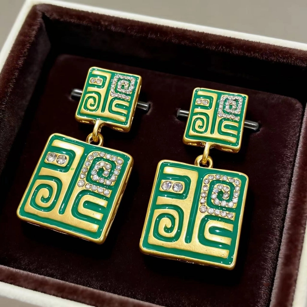Orecchini vintage quadrati a totem verdi, retr¨° e sofisticati, unici e tempestati di diamanti.