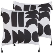 Set di 2 cuscini motivo geometrico nappe 45 x 45 cm bianco e nero