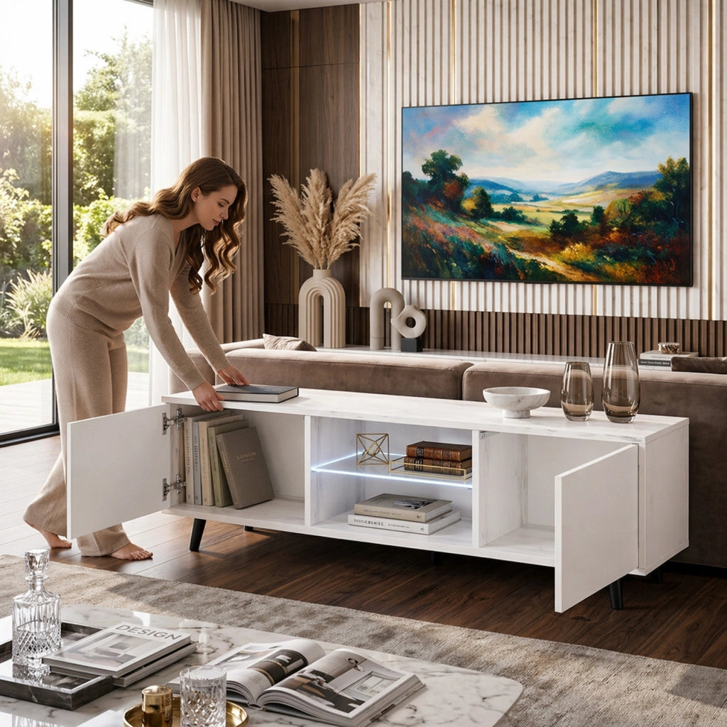 Mobile TV Con Due Ante Battenti Porta Televisore In Melaminico Vano Centrale Con Ripiano In Vetro E LED Piedini In Metallo Per Soggiorno Salotto Zona Living 140 X 31.5 X 40 Cm Bianco