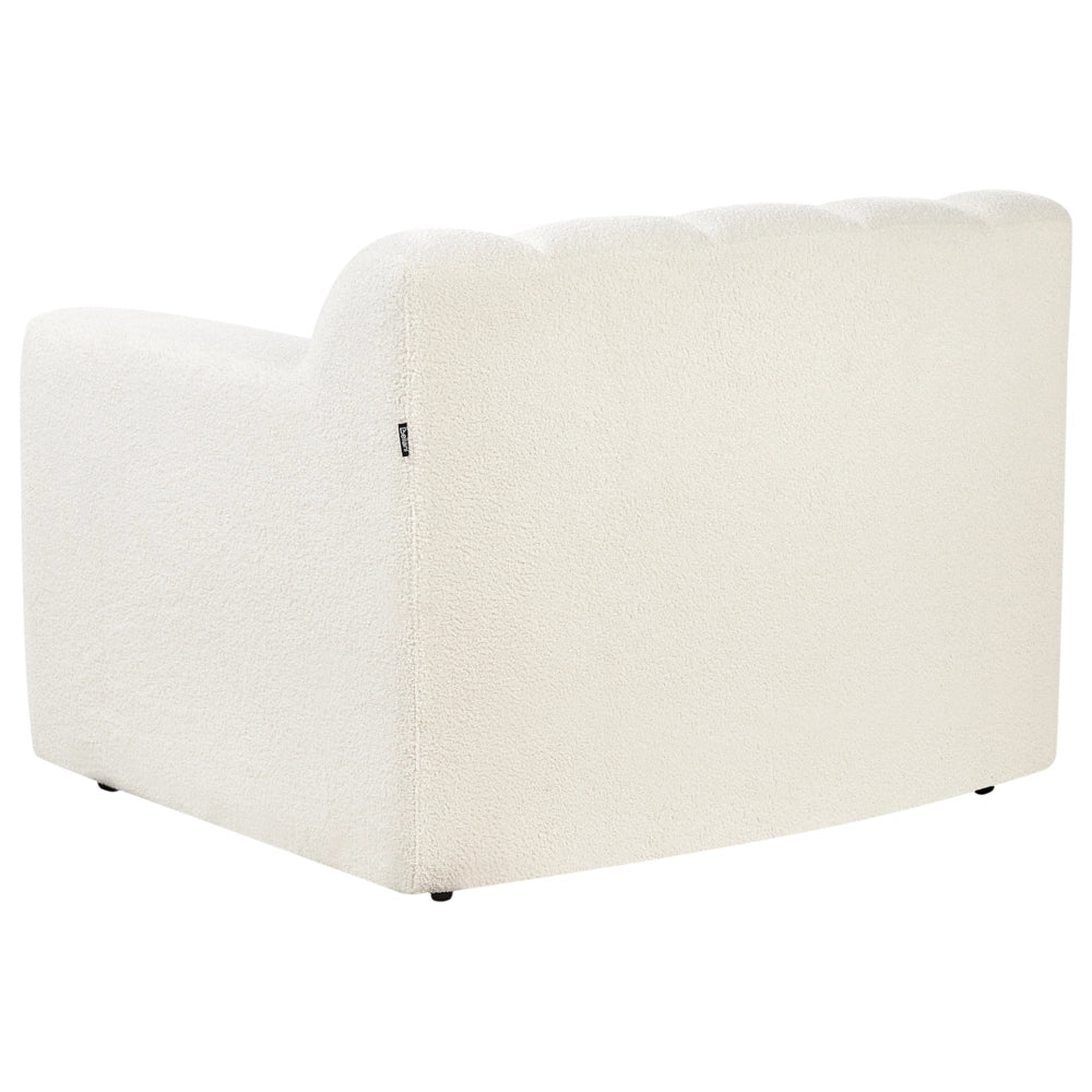Poltrona con rivestimento in bouclé bianco avorio schienale imbottito e cuscini spessi perfetta per un soggiorno moderno