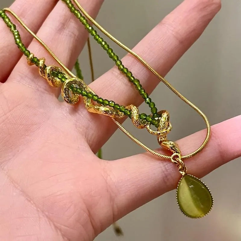 Collana a serpente fatta a mano con perline di cristallo verde, regalo di Natale o di compleanno.