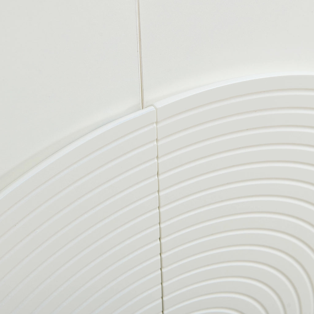 Credenza moderna bianca a 4 ante con pannelli curvi e ampio spazio per organizzare la casa