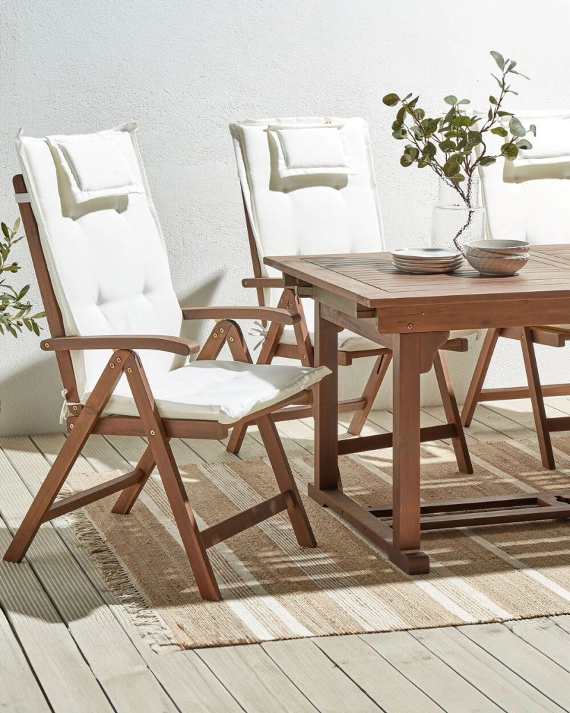 Set di 6 sedie da giardino in legno di acacia scuro naturale regolabili e pieghevoli per esterni con braccioli in stile rustico con cuscini bianco sporco