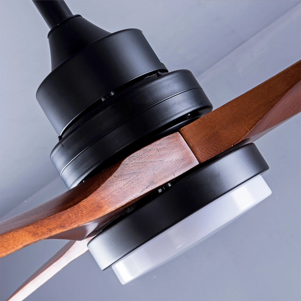 Ventilatore da soffitto con luce LED; motore DC reversibile; telecomando e pale in legno nero e noce scuro
