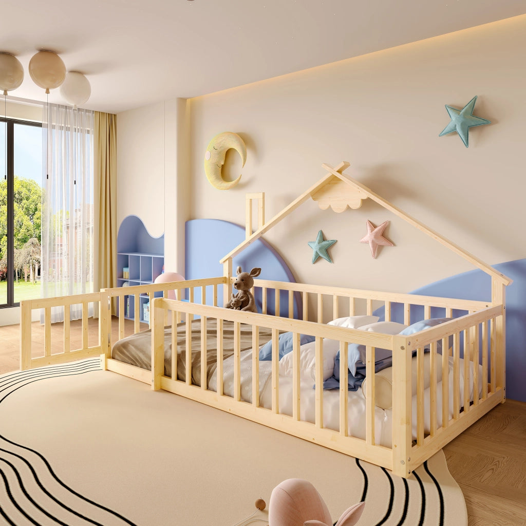 Letto per bambini 90x190 cm a forma di casa, in pino e MDF, colore naturale, con ringhiera di sicurezza