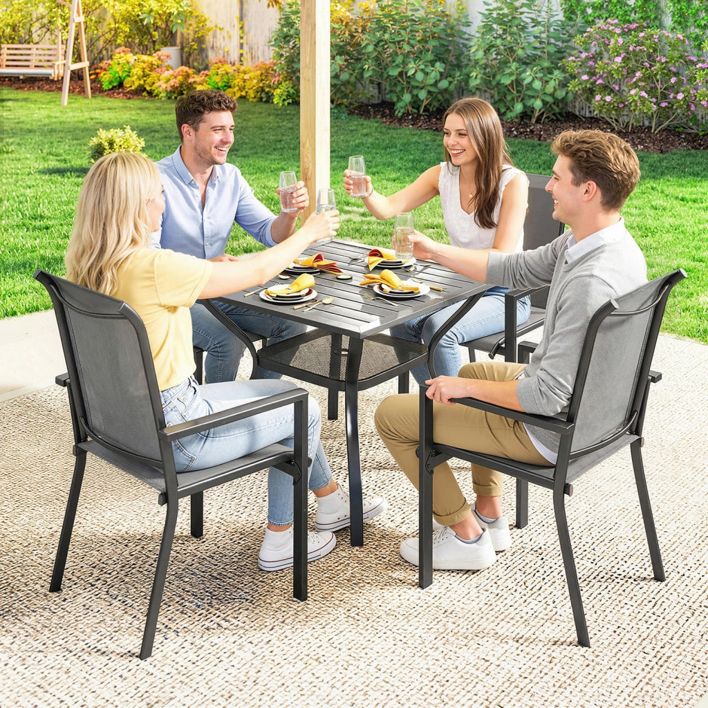 Set 5 Pezzi da Giardino Tavolo con Foro Centrale e Ripiano Inferiore con 4 Sedie Impilabili in Acciaio Grigio