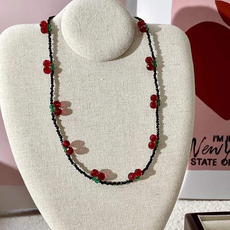 Collana con ciliegie e perline di cristallo nero fatte a mano, regalo di Natale o compleanno.