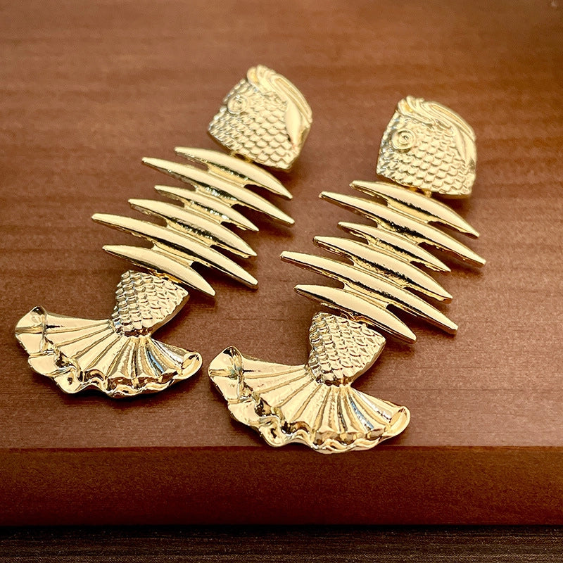 Orecchini a spina di pesce in oro, dal design esagerato europeo e americano.
