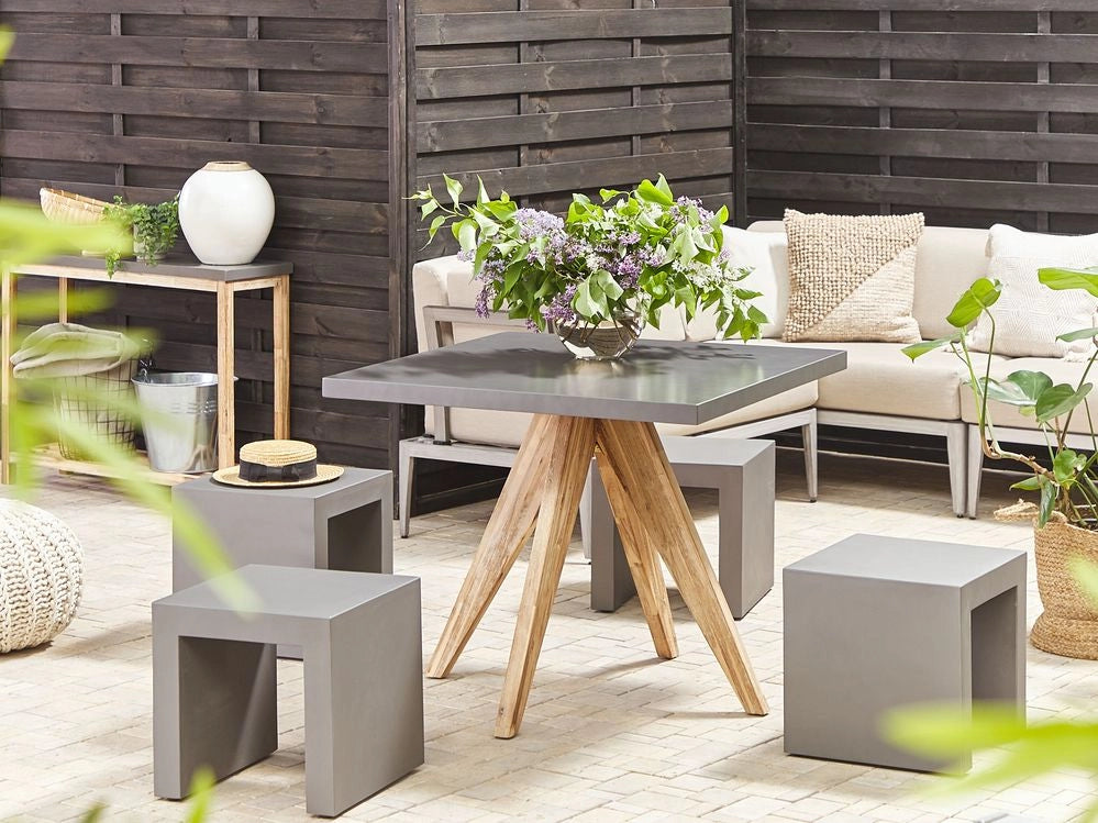Set da Giardino con Tavolo Quadrato in Legno e 4 Sgabelli in Cemento Grigio