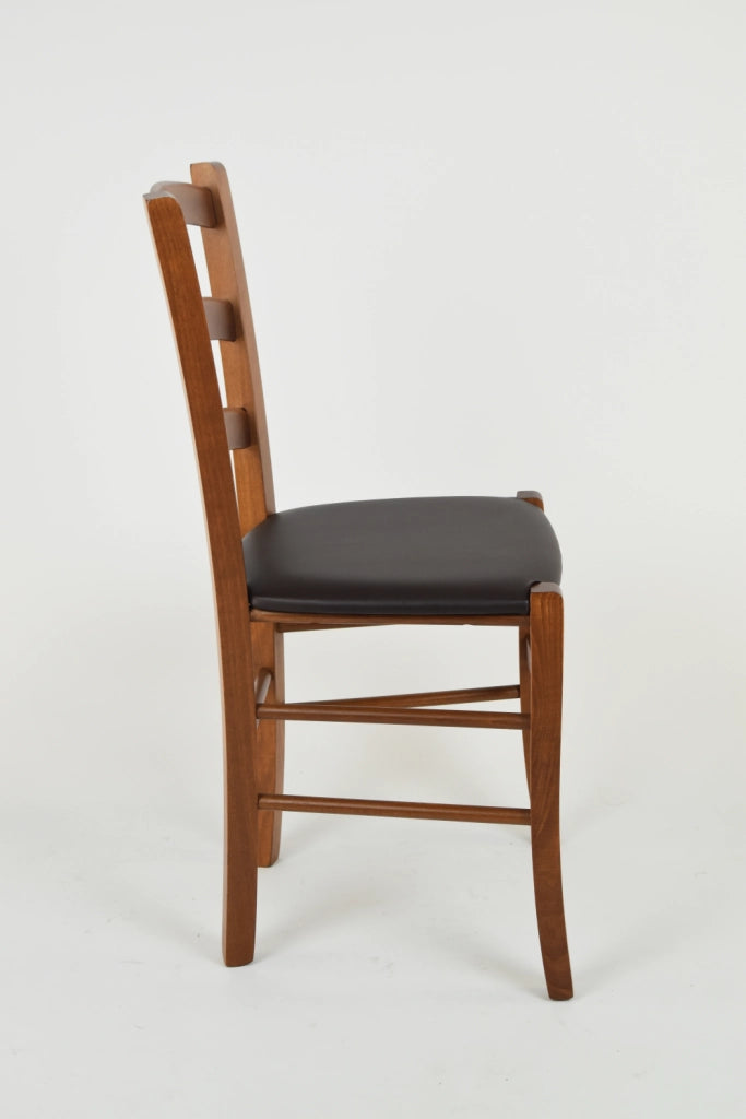 Sedia Venice Tommychairs, struttura in faggio verniciata in color noce chiaro e seduta rivestita in finta pelle moka