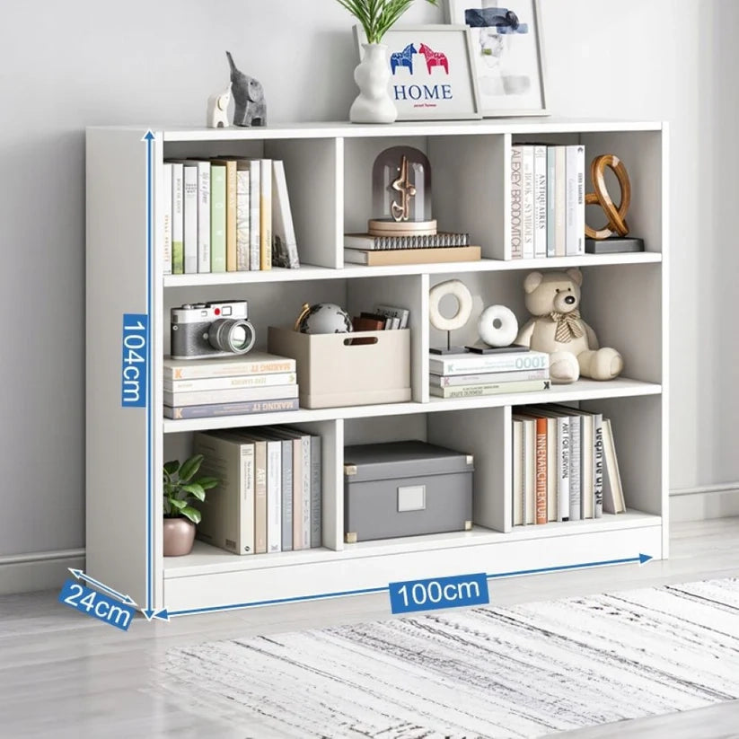 Scaffale moderno con 8 ripiani e cassettiera. Un grande armadio aperto di colore bianco.