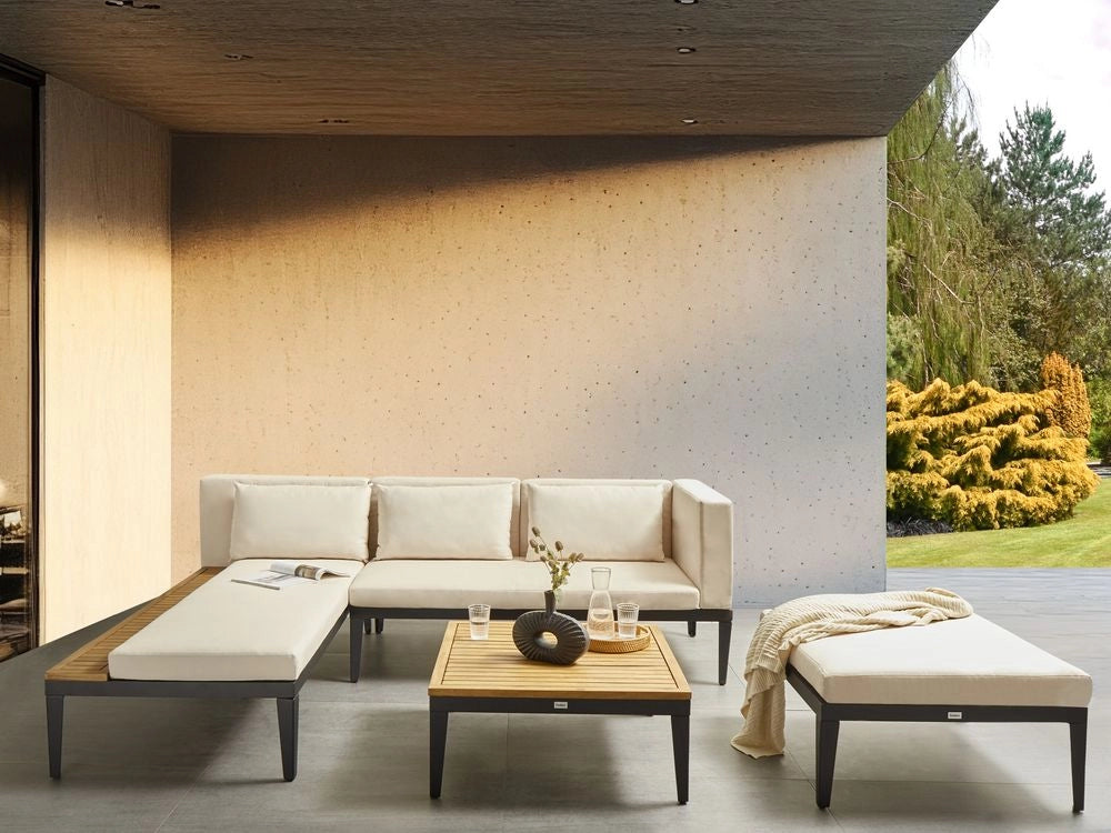 Set da giardino 3 posti in legno di acacia certificato con divano angolare tavolino e cuscini beige chiaro lato sinistro con ottomano