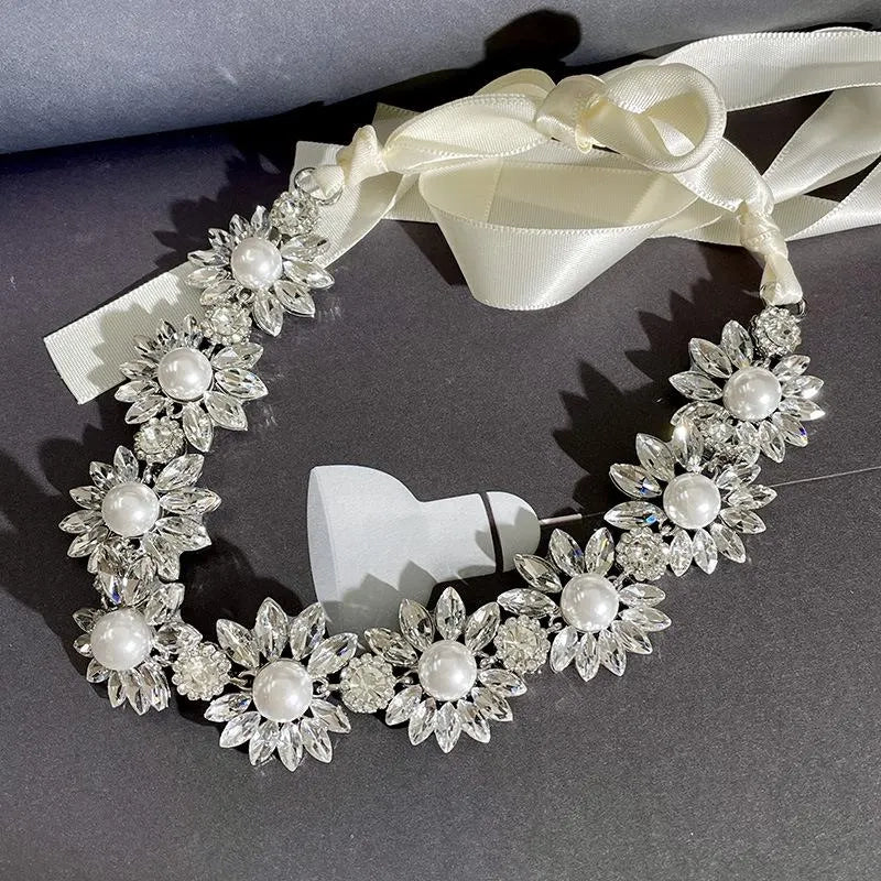 Collana da sera con fiore e zirconi, realizzata a mano, regalo di Natale o di compleanno.