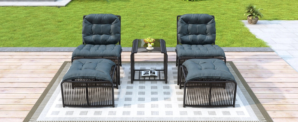 Set di mobili da giardino da esterno in 5 pezzi con tavolo e 2 sedie inclusi 2 sgabelli ferro in pieno e telaio in rattan con cuscini e piano in vetro ¨C mobili balcone salone per terrazza giardino e balcone impermeabili e confortevoli