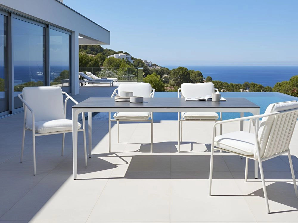 Tavolo da pranzo da giardino Piano in HPL grigio scuro Telaio in alluminio bianco Resistente ai raggi UV all'acqua e alla ruggine Stile moderno del patio esterno