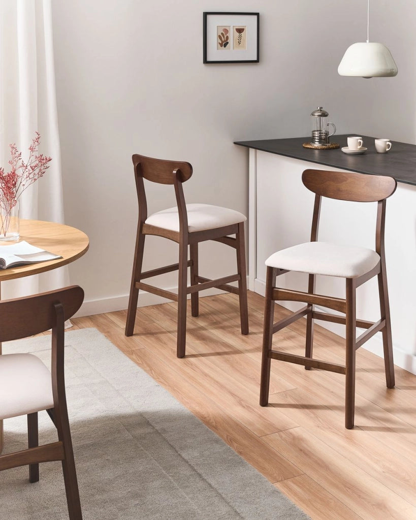 Set di 2 sedie da bar in legno di gomma marrone e beige chiaro, struttura in legno di gomma, seduta in tessuto, senza braccioli, design retrò