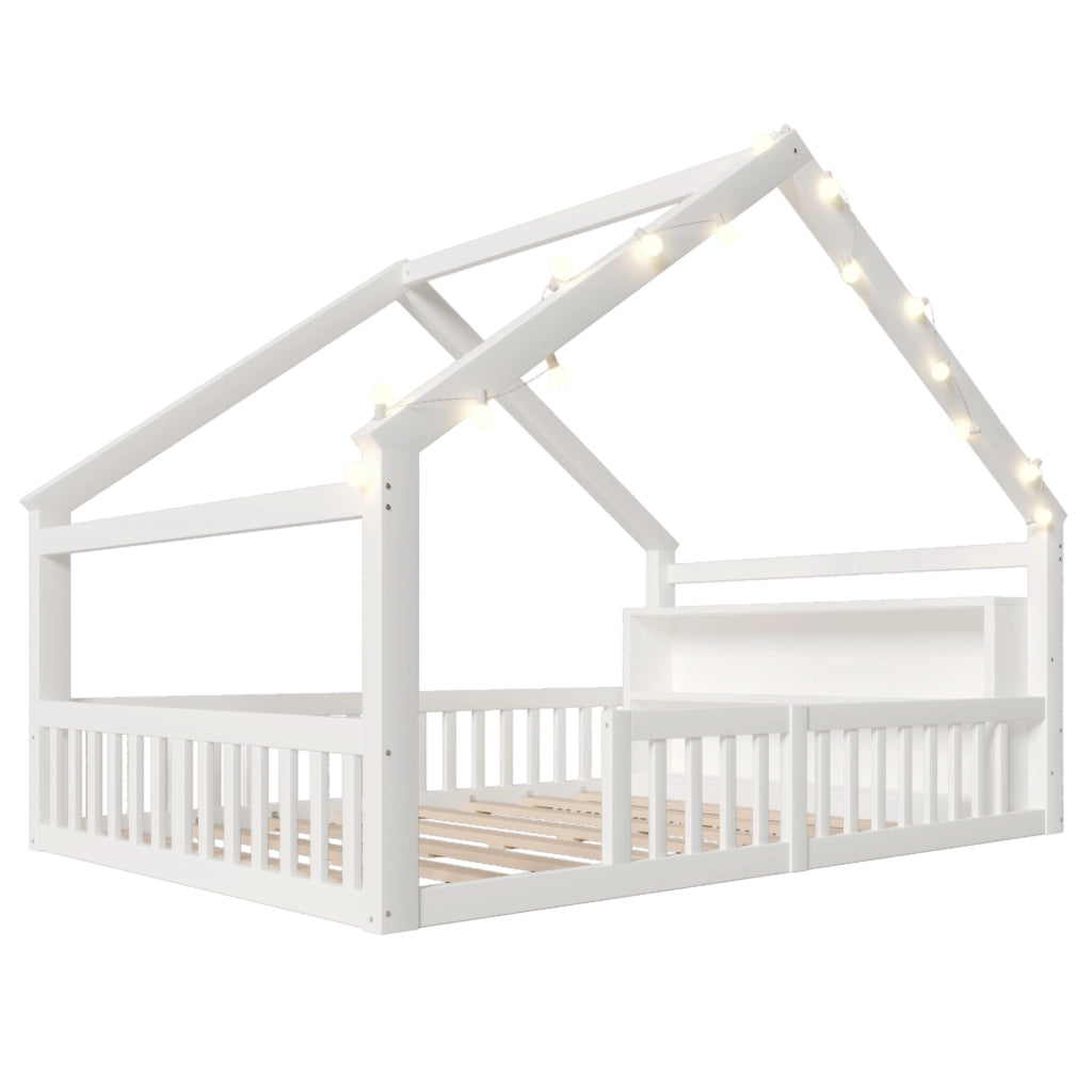 Letto a casetta 140 × 190 cm con sponde; ripiani laterali e luci LED in legno di pino bianco