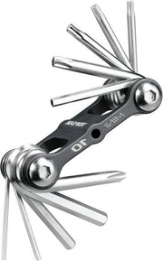Multitool con 10 funzionalità - utile strumento per viaggi

 o alternativamente: 
 Multitool con 10 funzionalità - strumento da viaggio