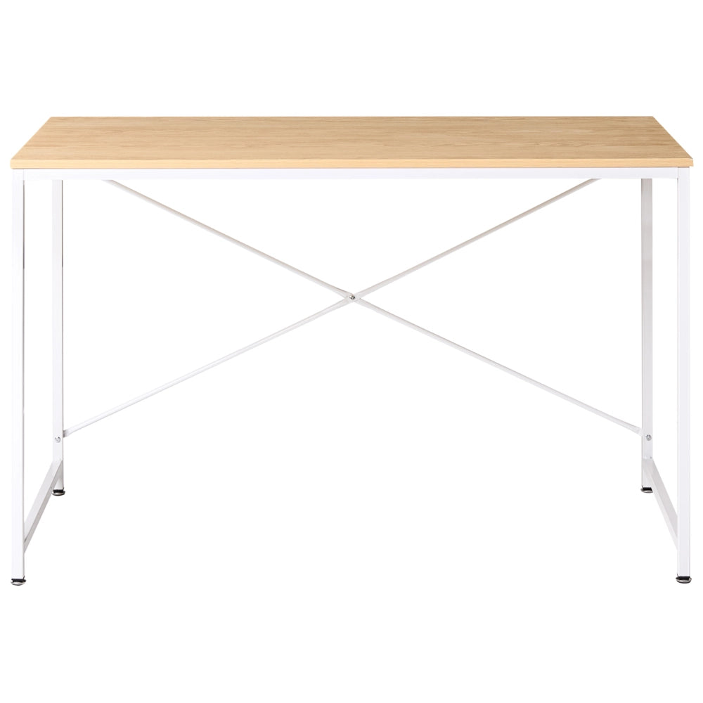Scrivania con piano in MDF bianco chiaro e gambe e struttura in ferro verniciato a polvere. Ufficio domestico. Stile industriale moderno.