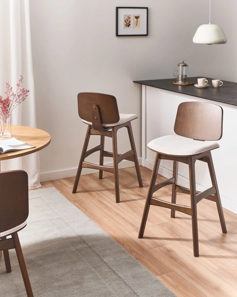 Set di 2 sgabelli da bar in tessuto beige chiaro senza braccioli stile scandinavo struttura in legno di gomma marrone zona pranzo