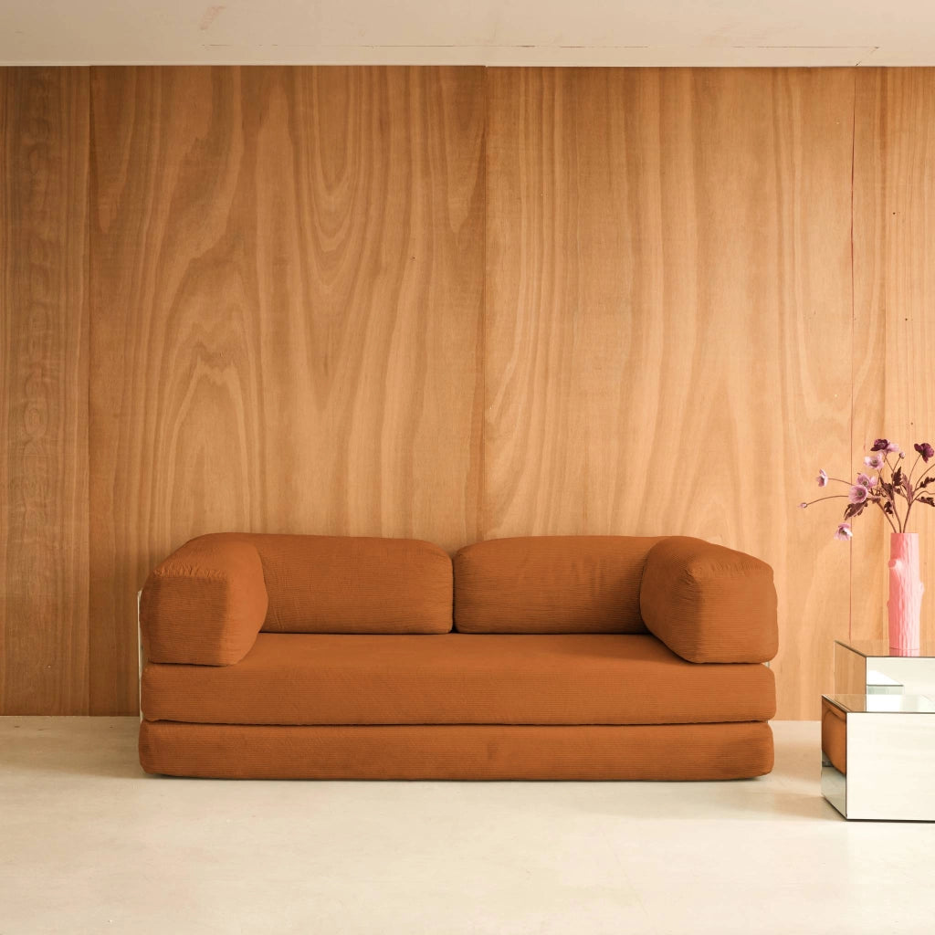 Divano letto futon in velluto a coste e struttura cromata, terracotta