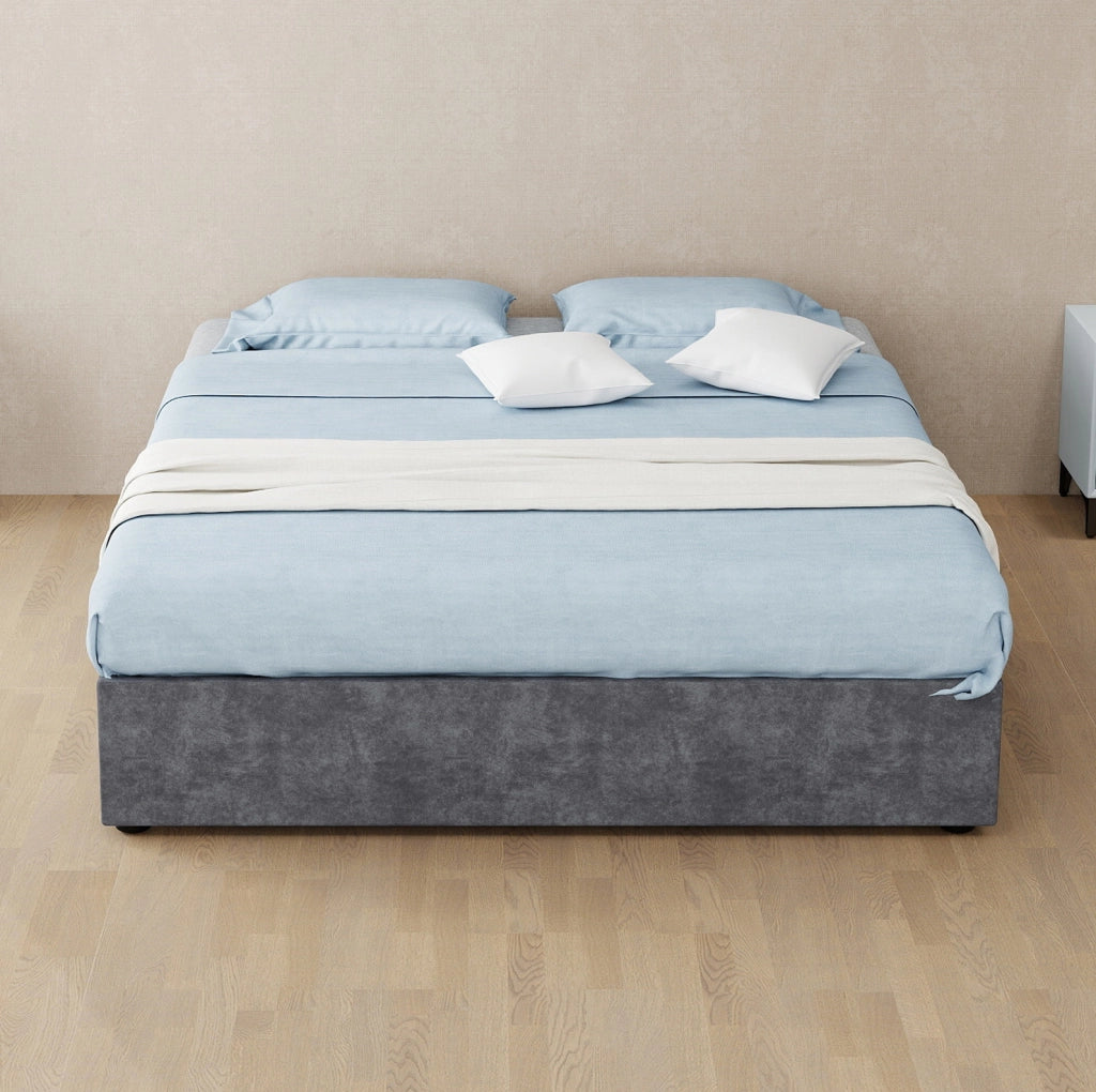Letto 140x200 cm con struttura robusta in tessuto e metallo grigio