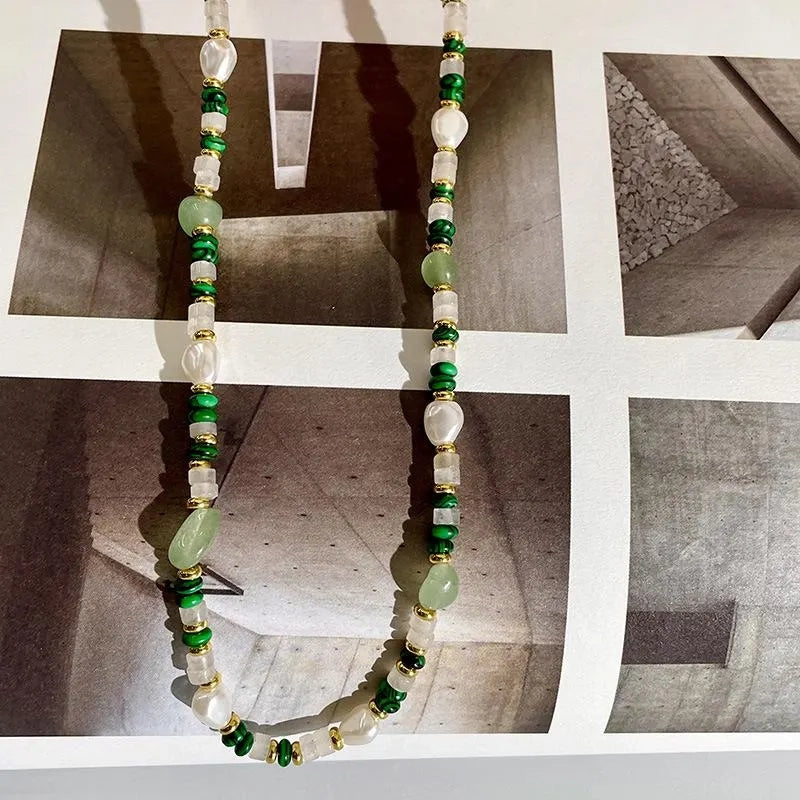Collana fatta a mano con perle naturali e malachite verde, regalo di Natale o di compleanno.