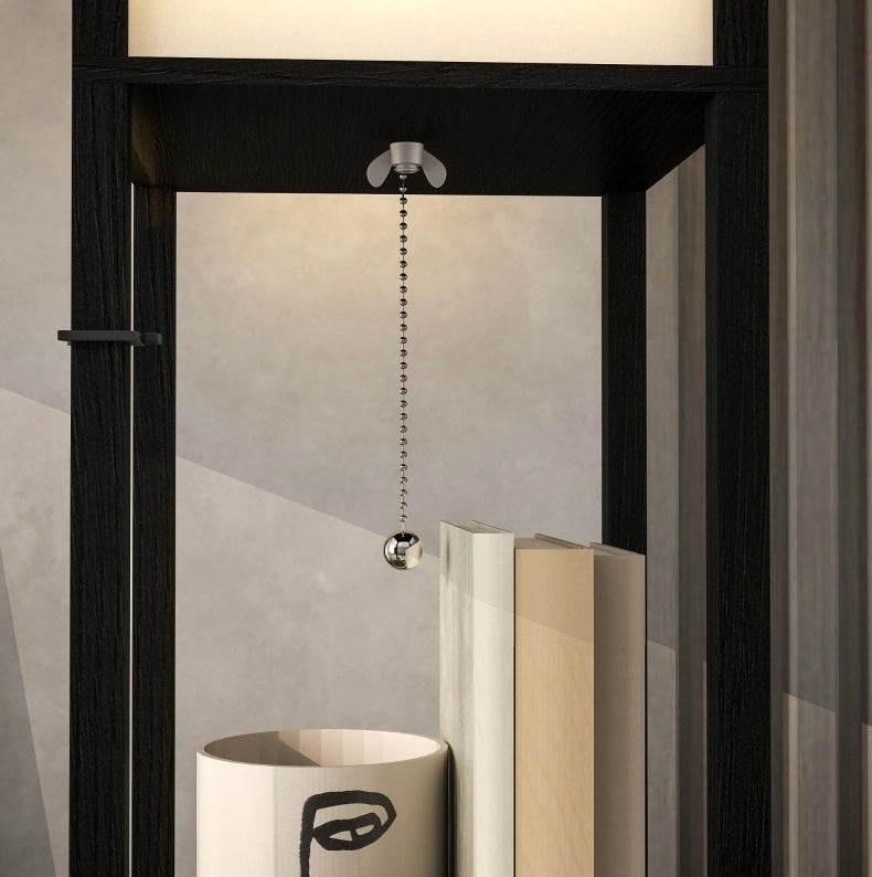 Lampada da terra nera con ripiani e prese USB