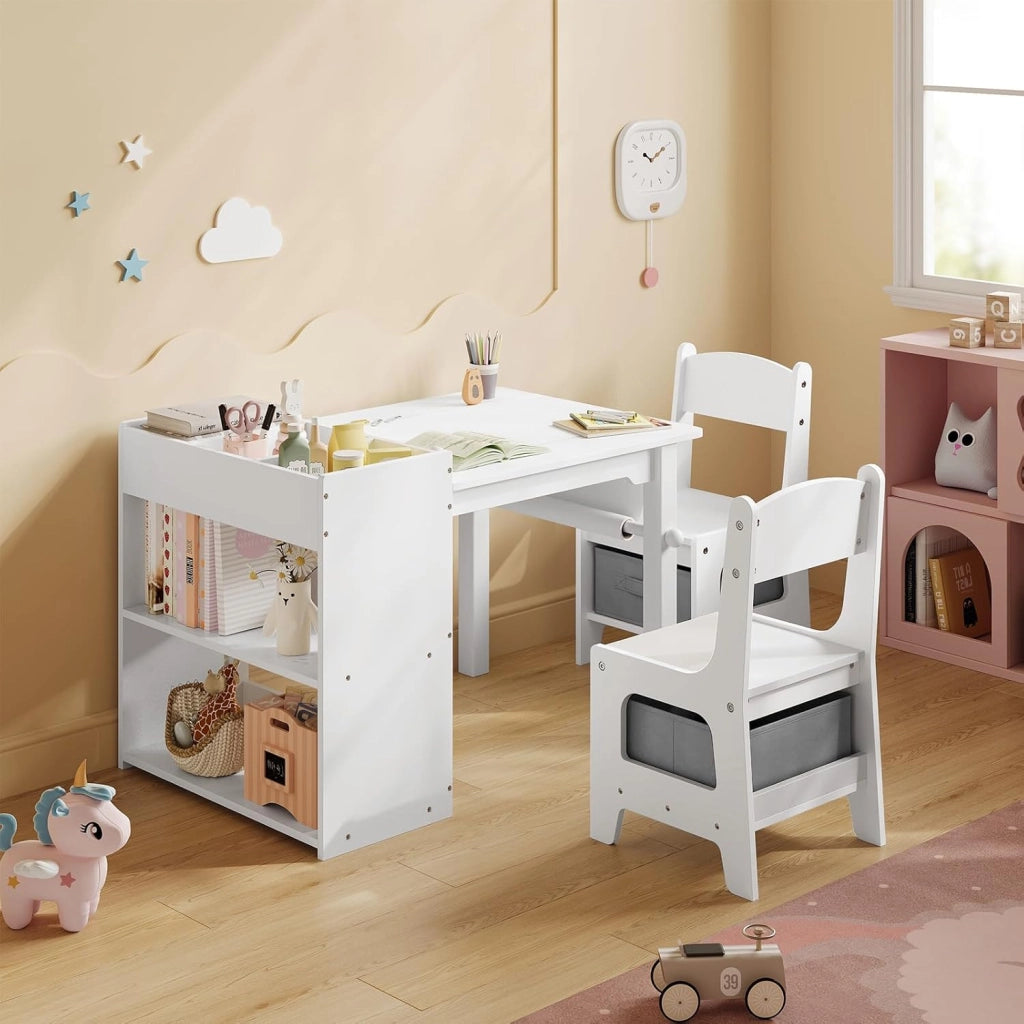 Tavolino Bambini con 2 Sedie, 3 in 1 Scrivania Cameretta in Legno, con Ripiano a 3 Livelli, Portarotolo di Carta e Contenitore Rimovibile, per Asilo, Bianco