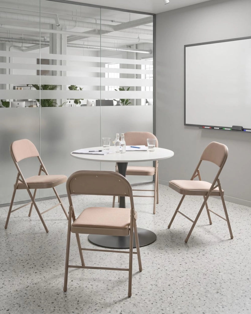 Set di 4 sedie pieghevoli con struttura in metallo beige, seduta e schienale imbottiti in tessuto, sedute ribaltabili