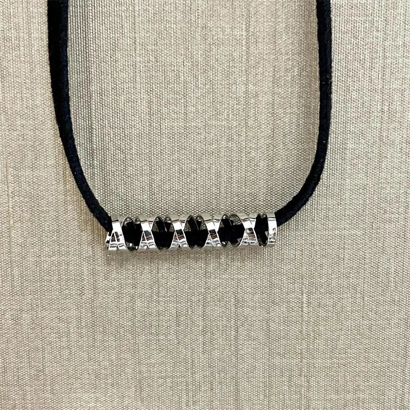 Collana in corda nera fatta a mano: gioiello con perline dorate e argentate