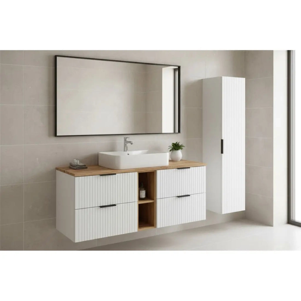 Set da bagno NOXERA 140 cm – Mobile sospeso bianco alpino con piano per lavabo in rovere wotan, nicchie aperte e pani