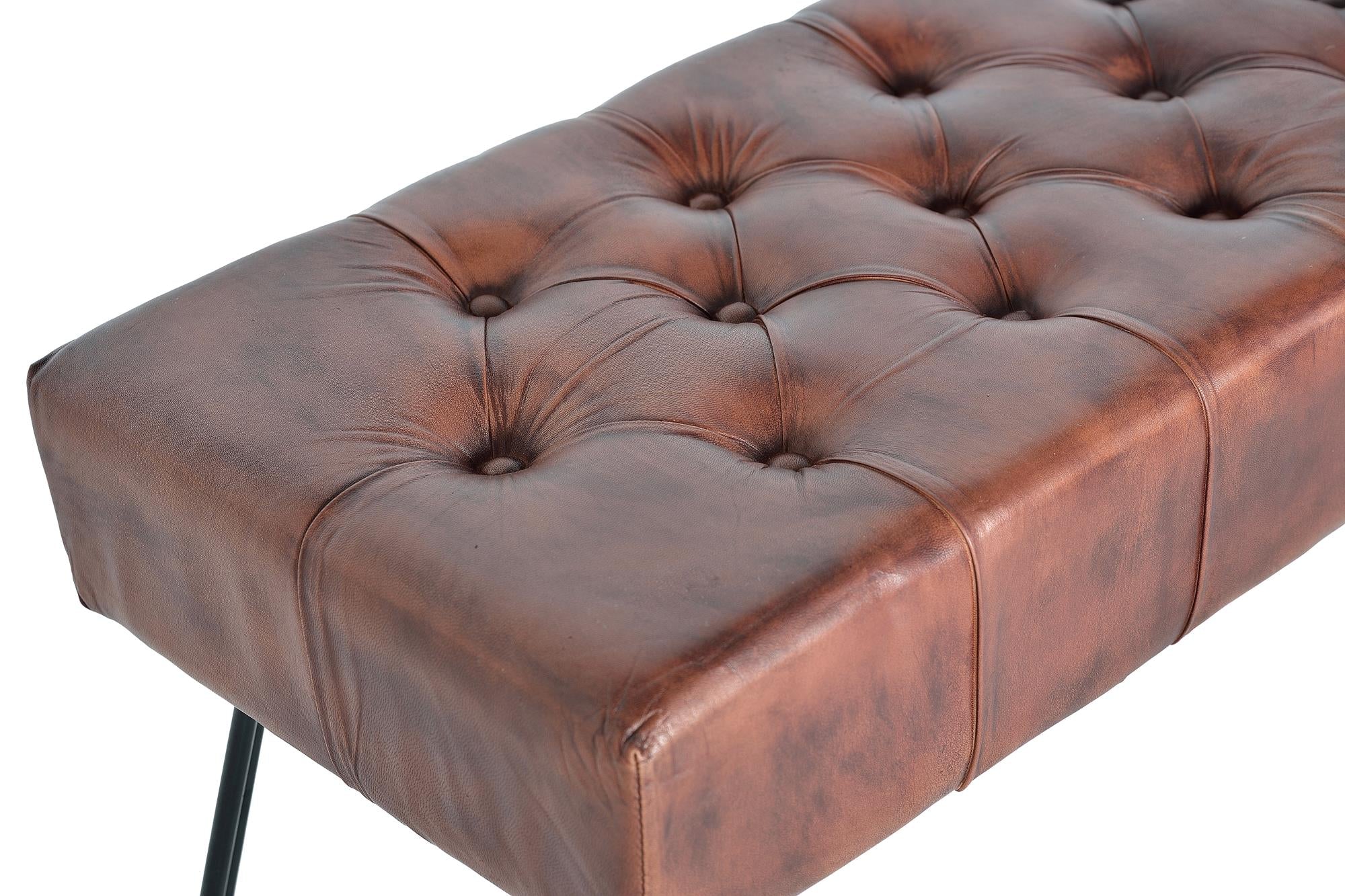 Panca imbottita in cuoio marrone materasée e piedi in metallo