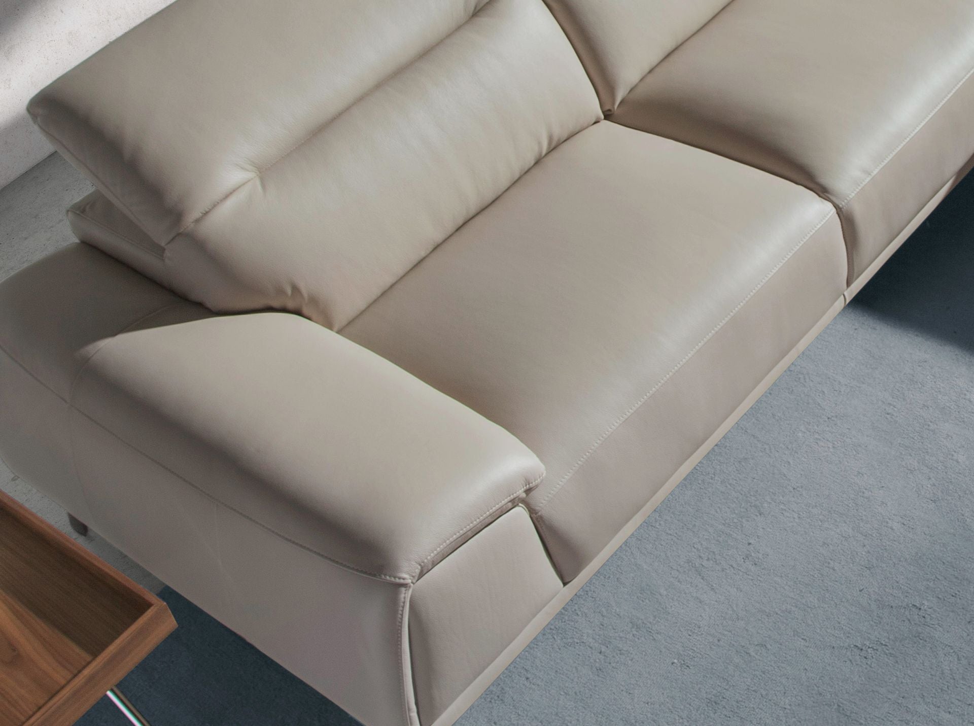 Divano chaise longue destro in pelle grigio tortora