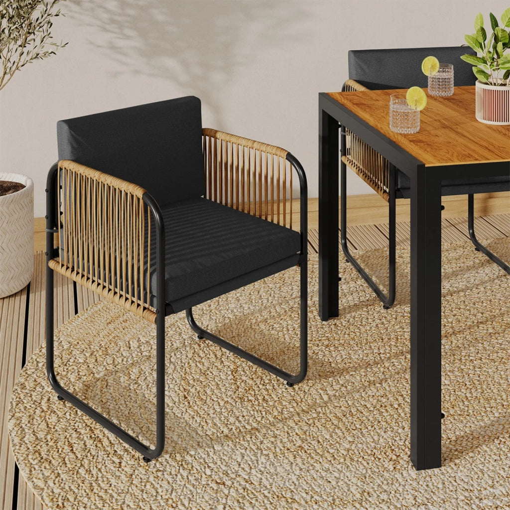 IDMarket - Set di 4 sedie da giardino RIO con struttura in metallo nero, cordoncino effetto rattan chiaro e cuscini neri
