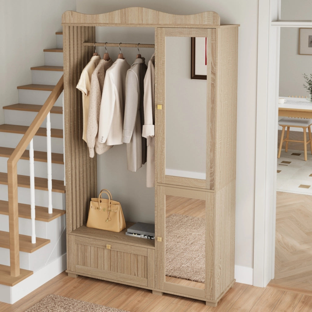 Armadio guardaroba aperto con specchio intero; asta appendiabiti e cassetti in MDF rovere