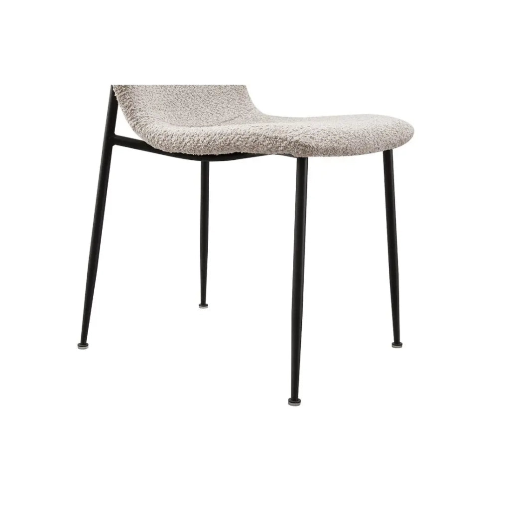 Sedia ALICE – Tessuto bouclé beige e gambe in metallo nero – Comfort e design moderno