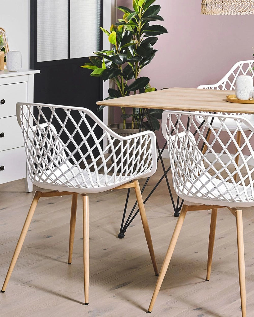 Set di 2 sedie da pranzo Seduta sintetica bianca Gambe in metallo in legno chiaro Schienale aperto in rete Soggiorno moderno Stile scandinavo