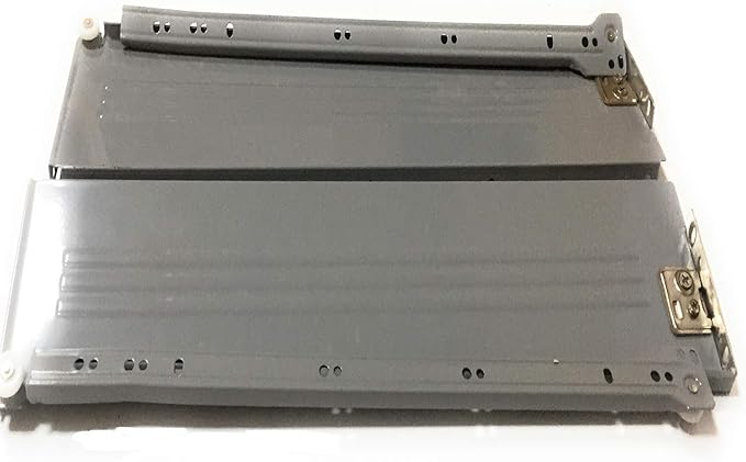 Binari cassetti, in metallo verniciato argento con H 12 cm misura 45 cm, venduto a coppia.