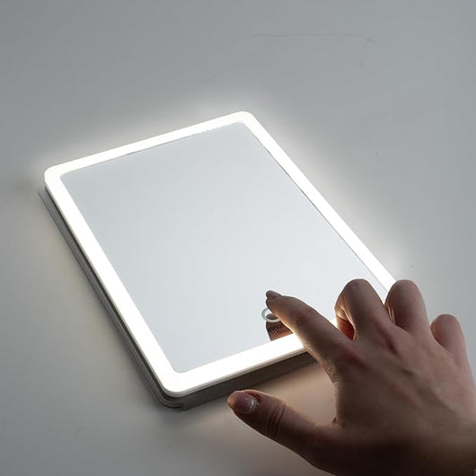 Innoliving Specchio Luminoso Ricaricabile INN-807, Luce LED Regolabile, Luce Regolabile Calda Fredda, Batteria Ricarica USB-C, Base Stabile, Ideale per Trucco, Skincare e Rasatura, Richiudibile Tablet