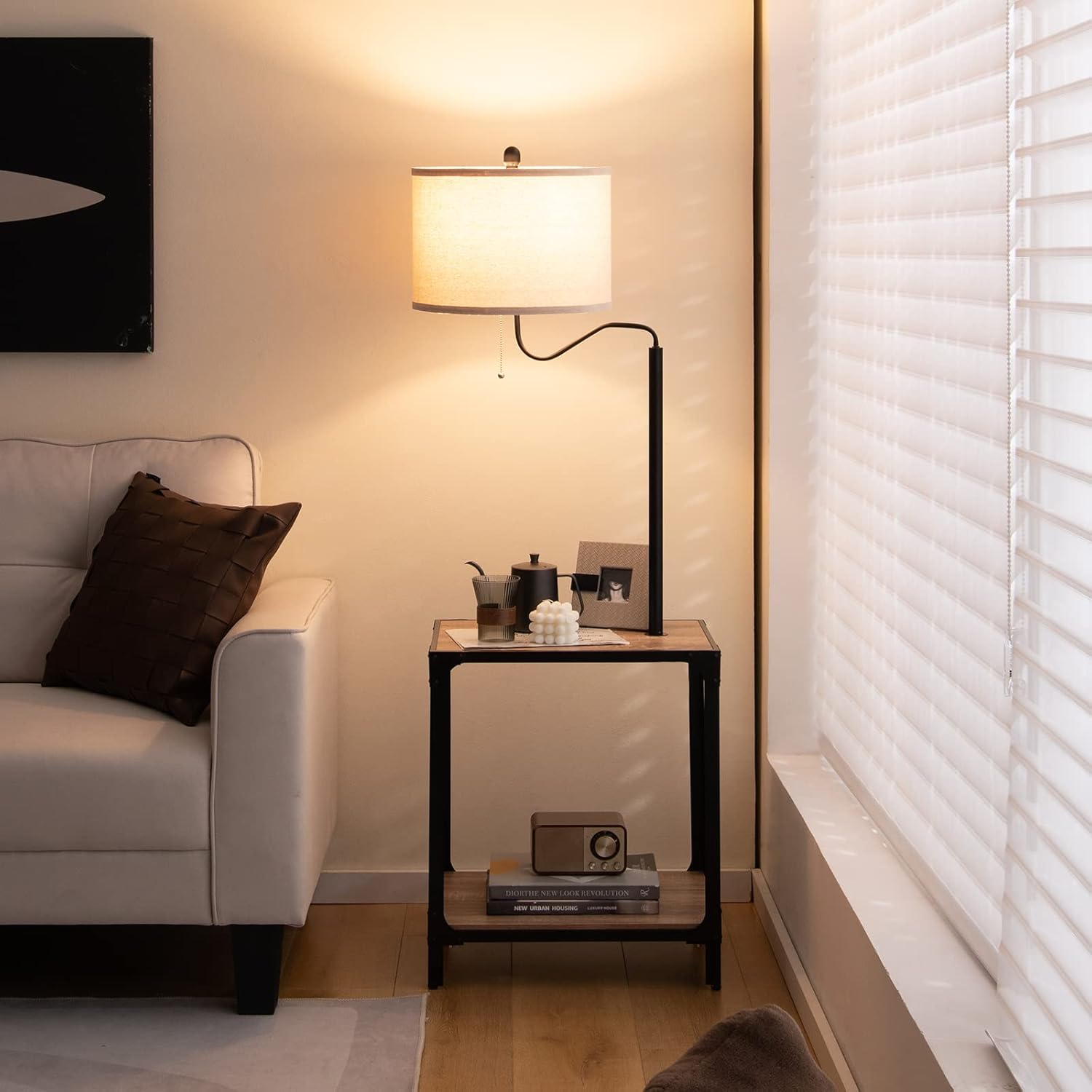 Lampada da Terra in Metallo e Legno, Lampada da Lettura con Tavolino, Mensola e Porta USB, Lampada Ruotabile di 360° per Camera da letto e Salotto