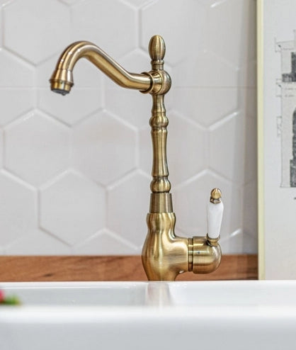 Rubinetto cucina monocomando bronzato con bocca a L girevole – aeratore e design elegante