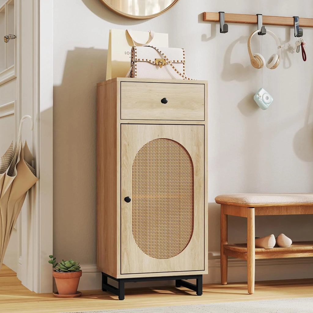 Mobiletto con Ripiano Regolabile su 3 Livelli, Armadietto con 1 Cassetto & 1 Anta in Rattan PE, Comodino Antiribaltamento con Piedini Regolabili, per Soggiorno & Salotto, 40 x 30 x 91 cm