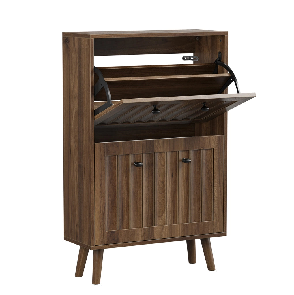 Scarpiera slim in stile Mid-Century; 60x24x95 cm; effetto noce con finitura scanalata